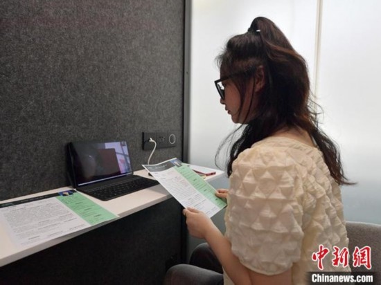 學(xué)生通過“云面試空間”進(jìn)行求職面試。劉棟 攝