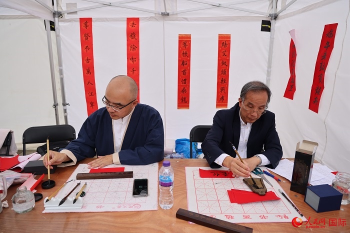 活動(dòng)現(xiàn)場(chǎng)的中國書法展示。人民網(wǎng)記者 邢雪攝