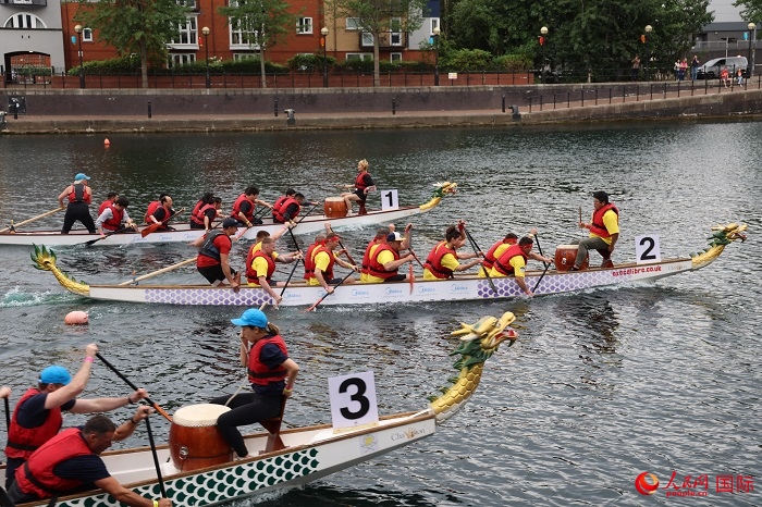 2023全英中華端午龍舟會(huì)比賽現(xiàn)場(chǎng)，幾支隊(duì)伍你追我趕。人民網(wǎng)記者 邢雪攝