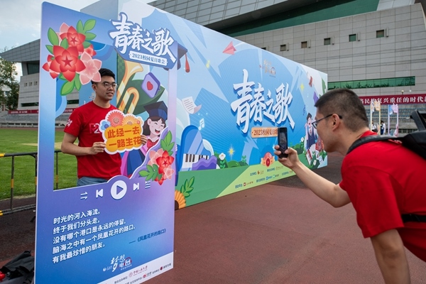 學(xué)生在市集打卡拍照。人民網(wǎng)記者 翁奇羽攝