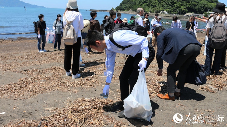 學生們體驗海岸清掃。人民網(wǎng) 許可攝