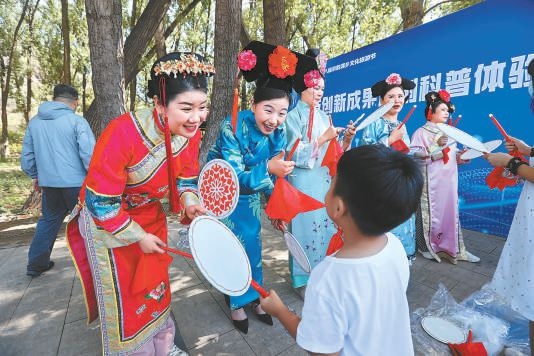 昨天上午，“奮進(jìn)新征程 建功新時(shí)代”2023年懷柔區(qū)第十八屆京韻滿鄉(xiāng)文化旅游節(jié)正式開(kāi)幕，豐富多彩的文化演出吸引大批游客來(lái)此體驗(yàn)別具特色的滿族文化。本報(bào)記者 甘南攝