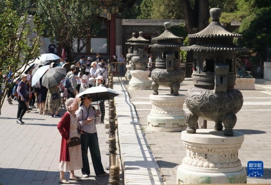 6月22日，游人在北京頤和園參觀游覽。新華社記者 任超 攝