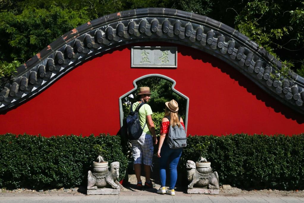 在比利時(shí)布呂熱萊特市，游客參觀天堂動(dòng)物園的中國(guó)園。