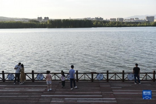 6月23日，游人在三門峽市黃河公園內(nèi)休閑。