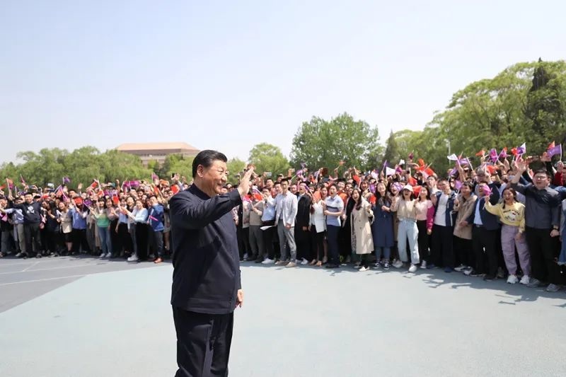 2021年4月19日，在清華大學(xué)建校110周年校慶日即將來(lái)臨之際，習(xí)近平來(lái)到清華大學(xué)考察。圖為習(xí)近平離開(kāi)學(xué)校時(shí)，同師生們揮手致意。新華社記者 鞠鵬 攝