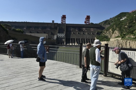6月23日，游人在黃河三門峽大壩風(fēng)景區(qū)內(nèi)游覽。