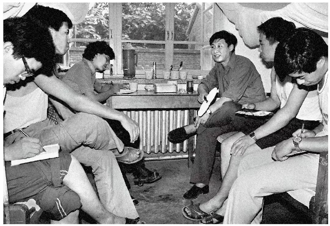 1984年7月29日，習(xí)近平與中國(guó)人民大學(xué)暑期社會(huì)實(shí)踐團(tuán)成員在正定縣政府招待所宿舍座談。（圖源：《習(xí)近平與大學(xué)生朋友們》）