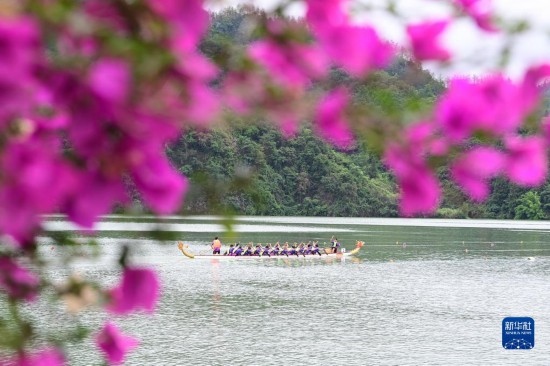 6月22日，重慶市酉陽土家族苗族自治縣酉水河鎮(zhèn)河灣村，參賽選手進(jìn)行龍舟比賽。