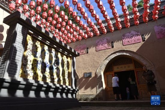 6月23日，游人在三門峽市陜州地坑院景區(qū)內(nèi)游覽。
