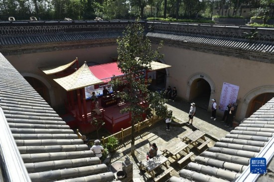 6月23日，游人在三門峽市陜州地坑院景區(qū)內(nèi)游覽。