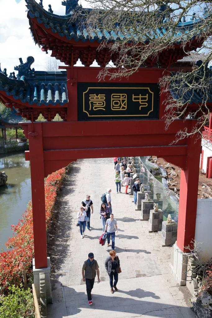 在比利時(shí)天堂動(dòng)物園的中國(guó)園，游客從牌樓下走過(guò)。