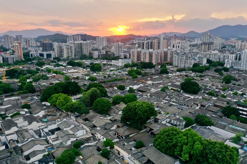 2021年7月10日，夕陽映照下的福州三坊七巷文化歷史街區(qū)。