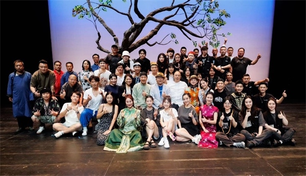 《斷金》百場(chǎng)演職人員合影。龍馬社供圖