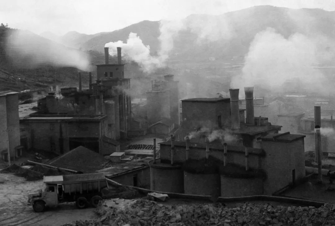 上世紀(jì)80年代，余村開礦山、辦水泥廠。（圖源：安吉縣委宣傳部）