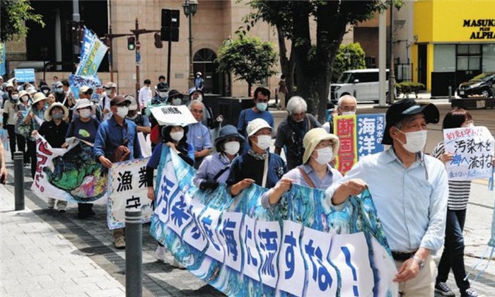 6月20日，日本民眾在福島縣政府周圍舉行抗議活動，強烈反對核污水排海計劃。（圖片來源：《東京新聞》）
