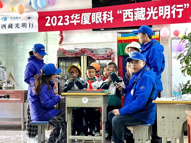 華廈眼科醫(yī)務(wù)人員對當(dāng)?shù)厣倌陜和M(jìn)行近視、弱視、斜視篩查。人民網(wǎng)記者 李棟攝
