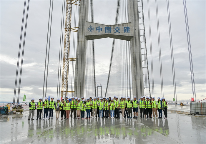 瀾湄六國(guó)媒體記者代表在建設(shè)中的深中通道伶仃洋大橋施工現(xiàn)場(chǎng)合影。（中交集團(tuán)供圖）