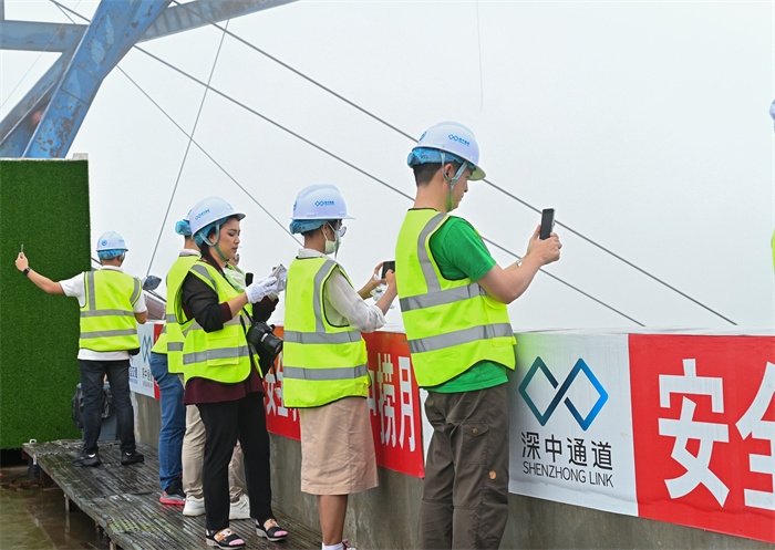 瀾湄六國(guó)媒體記者代表在建設(shè)中的深中通道伶仃洋大橋270米高塔之上拍照。中交集團(tuán)供圖