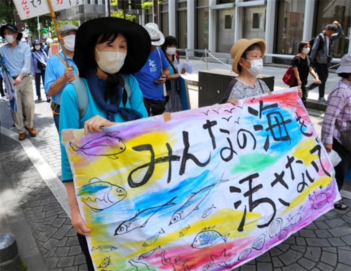 2023年6月20日，日本民眾在福島縣政府周圍舉行抗議活動，強烈反對核污水排海計劃，呼吁保護漁業(yè)資源。圖片來源：《朝日新聞》