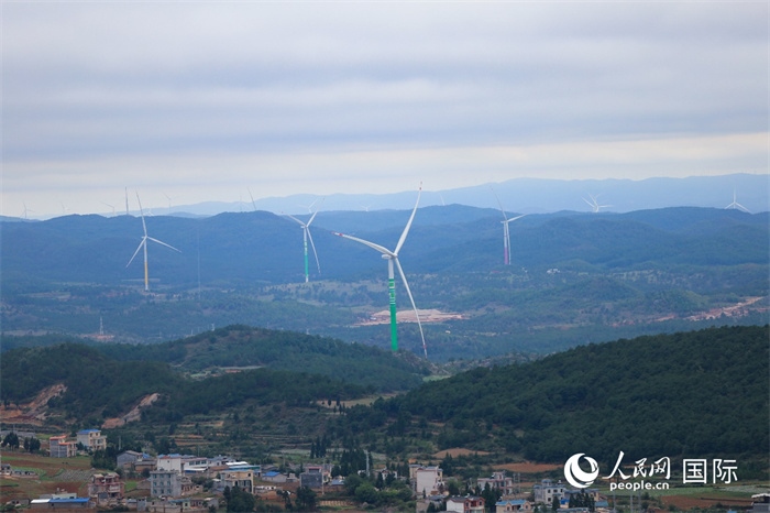 圖為位于云南省曲靖市富源縣的富源西風(fēng)電基地。（人民網(wǎng) 李發(fā)興攝）