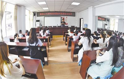  圖②：法院干警向參加活動的學(xué)生和家長講解暑假安全教育知識。