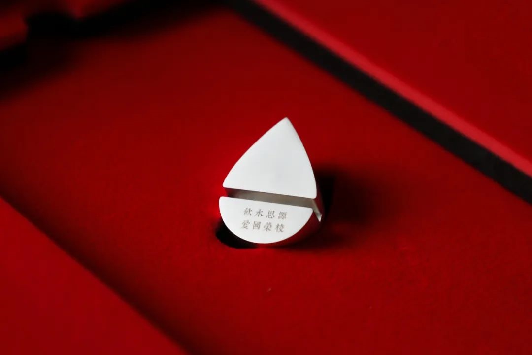 上海交通大學(xué)發(fā)布2023年錄取通知書禮盒。校方供圖