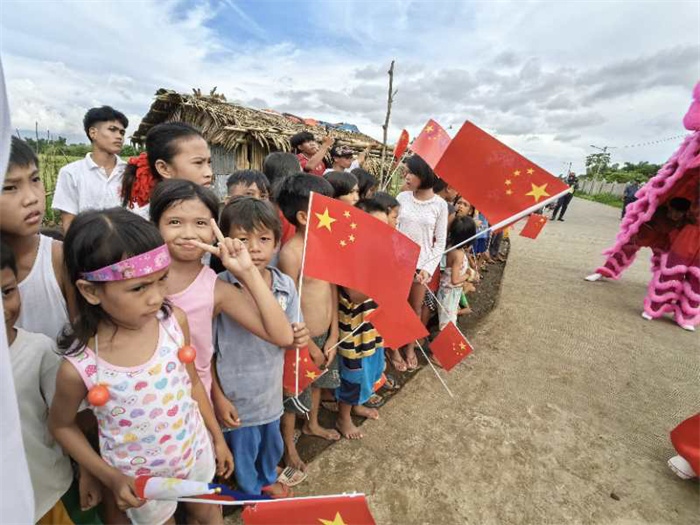 當(dāng)?shù)孛癖姛崃覛g迎中國駐菲律賓大使館一行工作訪問。中國駐菲律賓大使館供圖