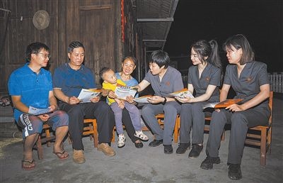 “法治屋場(chǎng)會(huì)”上，法院黨員志愿服務(wù)隊(duì)在給種植戶普及法律知識(shí)。
