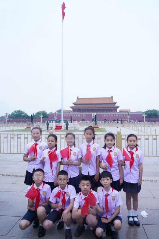 文縣東壩童聲合唱團的孩子們在天安門廣場合影。