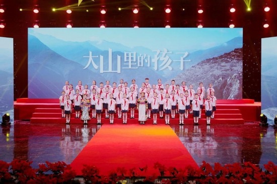 文縣東壩童聲合唱團的孩子們在甘肅廣播電視總臺青少頻道錄節(jié)目。