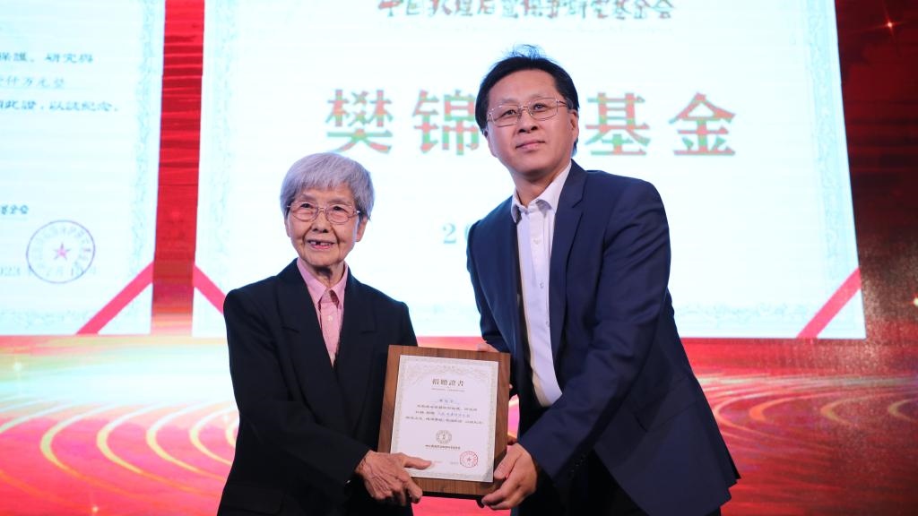 國(guó)家文物局黨組成員、副局長(zhǎng)解冰（右）為樊錦詩(shī)（左）頒發(fā)捐贈(zèng)證書(shū)。新華社記者張睿 攝