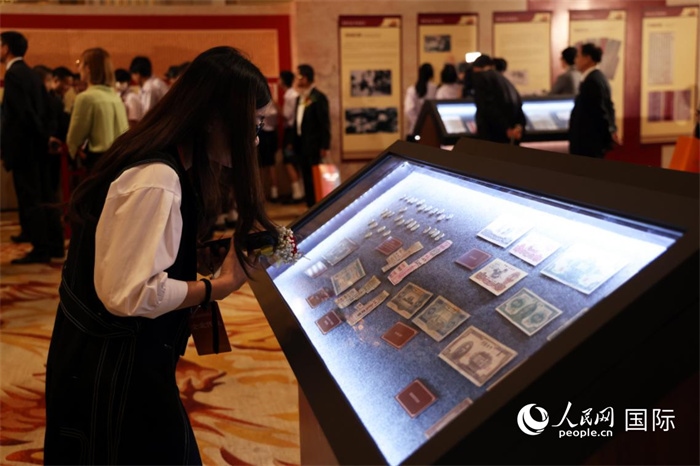 觀眾在“三江出海 一紙還鄉(xiāng)”僑批歷史文化展上觀賞展品。人民網(wǎng)記者楊一攝