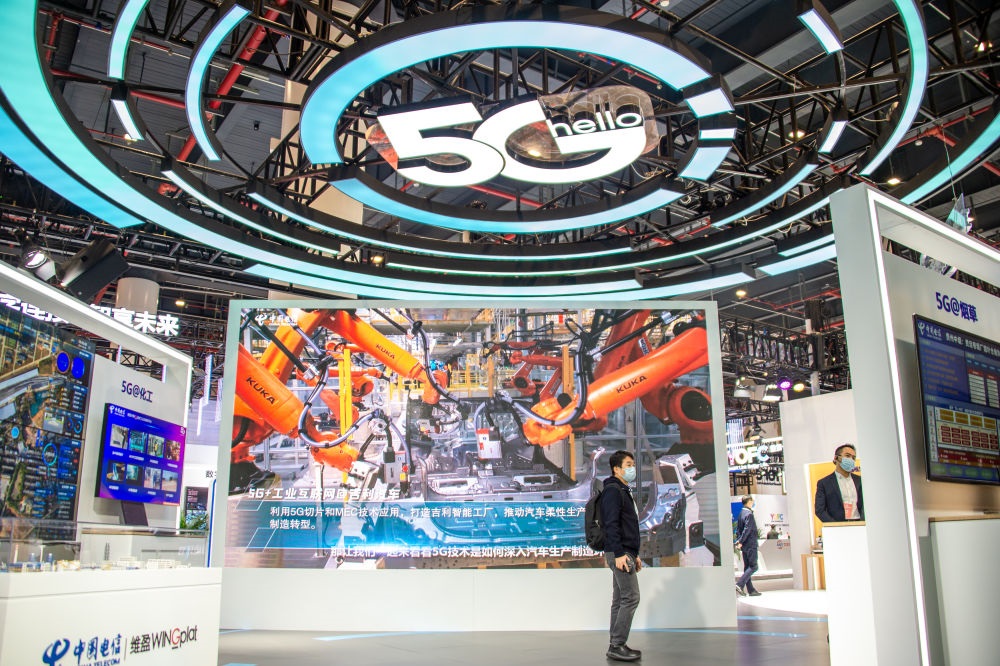 在位于湖北省武漢市的中國(guó)光谷科技會(huì)展中心拍攝的“5G+工業(yè)互聯(lián)網(wǎng)成果展”現(xiàn)場(chǎng)（2021年11月20日攝）。新華社記者 伍志尊 攝