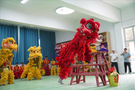 開課儀式現(xiàn)場，疏附縣第一中學舞獅隊的醒獅表演。