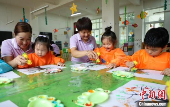 在肥西縣山南鎮(zhèn)中心幼兒園，孩子們?cè)诶蠋煹闹笇?dǎo)下作畫(huà)。陳家樂(lè) 攝