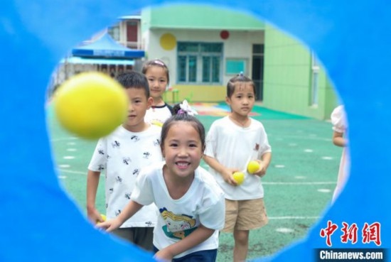 在肥西縣山南鎮(zhèn)中心幼兒園，孩子們?cè)谕娌级赐肚蛴螒颉ｊ惣覙?lè) 攝