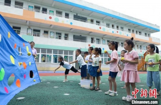 在肥西縣山南鎮(zhèn)中心幼兒園，孩子們?cè)谕娌级赐肚蛴螒颉ｊ惣覙?lè) 攝