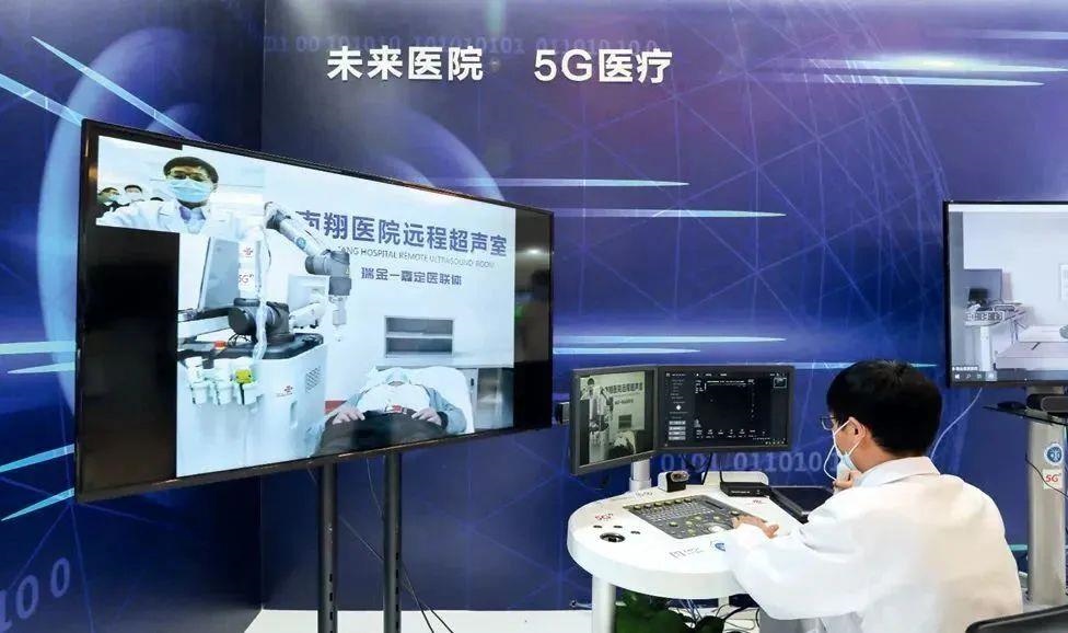 2021年5月7日，上海瑞金醫(yī)院，醫(yī)生通過(guò)遠(yuǎn)程控制5G機(jī)械臂為病人做B超。