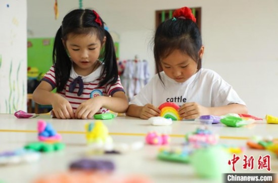在肥西縣山南鎮(zhèn)中心幼兒園，孩子們?cè)谧霾噬嗨堋ｊ惣覙?lè) 攝