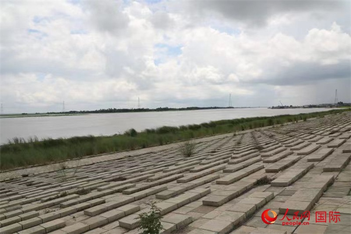 孟加拉國(guó)帕德瑪大橋河道整治工程北岸整治區(qū)域長(zhǎng)1.5千米，南岸長(zhǎng)11.5千米，是目前世界上規(guī)模最大的河道整治工程。人民網(wǎng)記者 孫廣勇攝