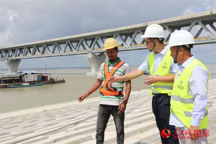 孟加拉國(guó)帕德瑪大橋河道整治工程北岸整治區(qū)域長(zhǎng)1.5千米，南岸長(zhǎng)11.5千米，是目前世界上規(guī)模最大的河道整治工程。人民網(wǎng)記者 孫廣勇攝