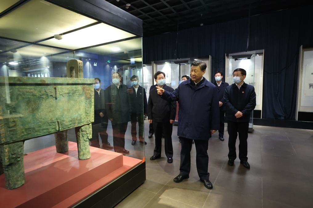 2022年10月26日至28日，中共中央總書記、國(guó)家主席、中央軍委主席習(xí)近平在陜西省延安市、河南省安陽(yáng)市考察。這是28日下午，習(xí)近平在安陽(yáng)市殷墟博物館考察。新華社記者 鞠鵬 攝