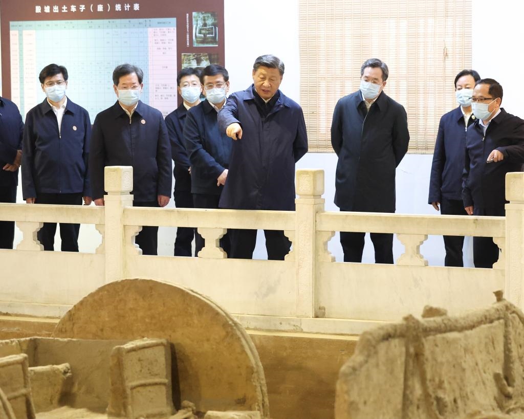2022年10月26日至28日，中共中央總書記、國(guó)家主席、中央軍委主席習(xí)近平在陜西省延安市、河南省安陽(yáng)市考察。這是28日下午，習(xí)近平在安陽(yáng)市殷墟遺址考察。新華社記者 丁林 攝