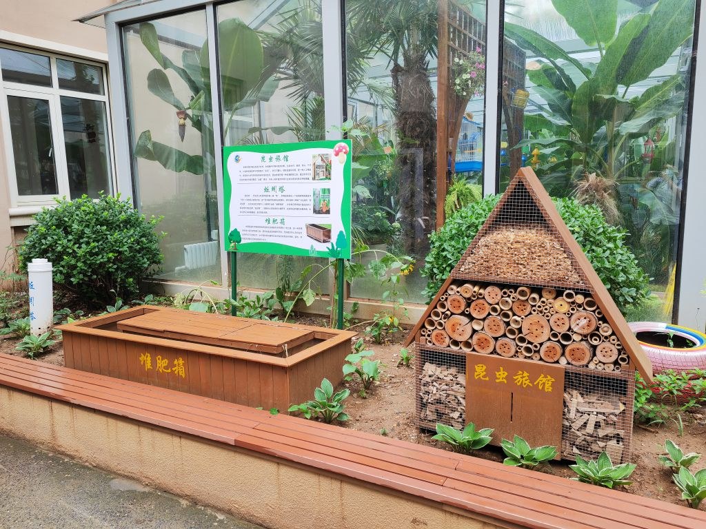7月14日，大連市甘井子區(qū)實(shí)驗(yàn)小學(xué)“識(shí)嫣園”里的堆肥箱。新華社記者張博群攝