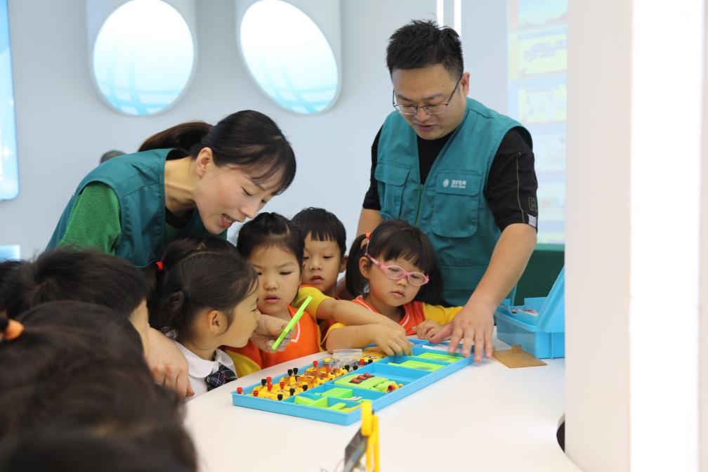 7月12日，浙江寧波奉化區(qū)實(shí)驗(yàn)小學(xué)，暑托班孩子學(xué)習(xí)暑期安全用電和節(jié)能知識(shí)。新華社記者張璇攝