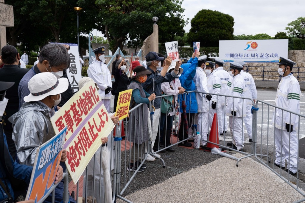 2022年5月15日，在日本沖繩，人們?cè)跊_繩回歸日本本土50周年紀(jì)念儀式現(xiàn)場(chǎng)外抗議。新華社記者張笑宇攝