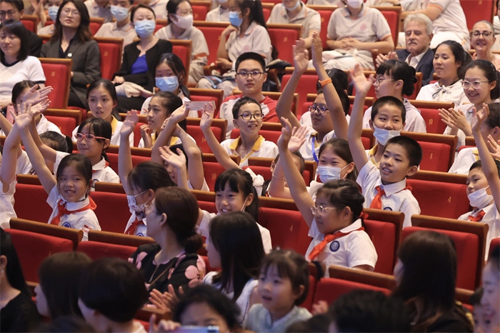 觀看演出的中小學生。中外語言交流合作中心供圖