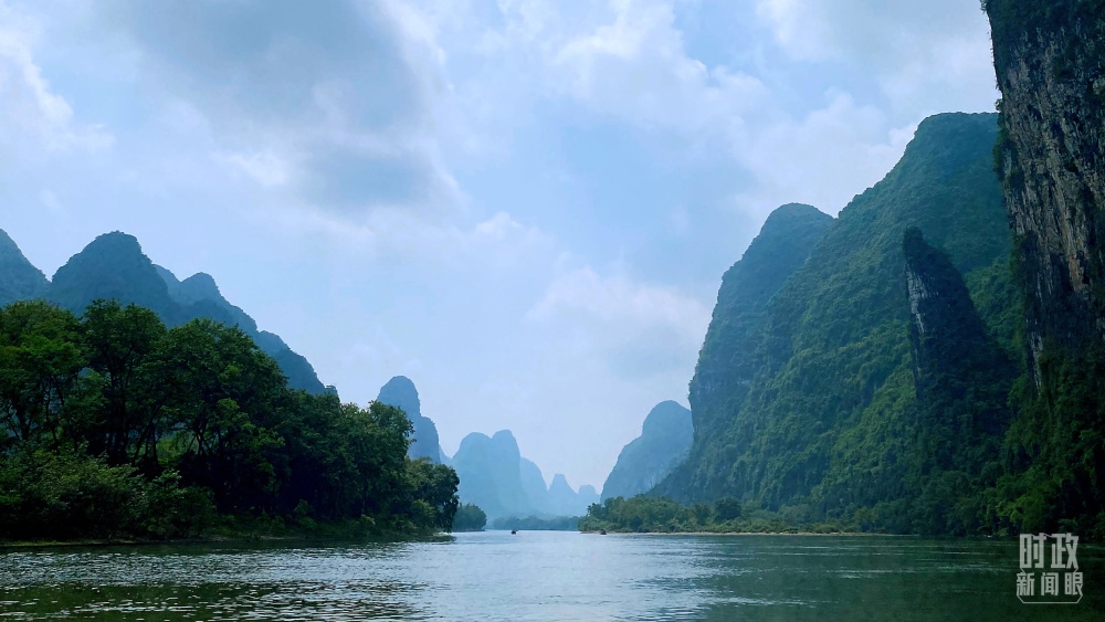 漓江流域國家地表水考核斷面連續(xù)6年保持Ⅱ類水質(zhì)，2022年漓江入選國家首批美麗河湖案例。（總臺央視記者張宇拍攝）