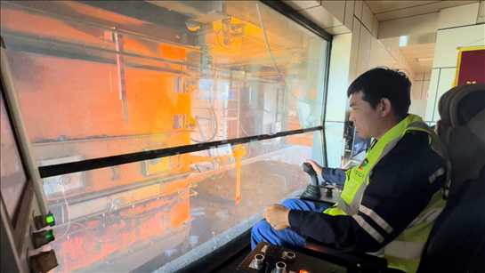 國家電投內(nèi)蒙古公司南露天煤礦裝車站司機石繼立的操縱下，一次性60噸的煤炭穩(wěn)穩(wěn)裝入車廂。人民網(wǎng) 金洪花攝